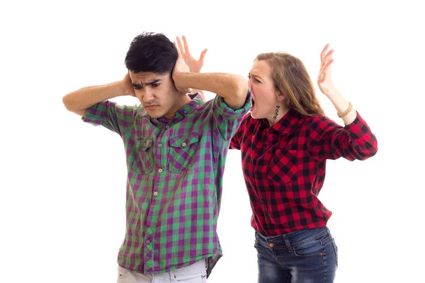 Jeune couple en chemises à carreaux argumenter — Photo