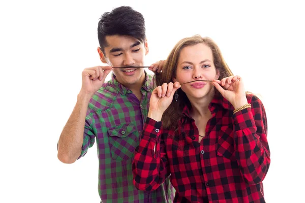 Молода пара в плетених сорочках з вусами волосся — стокове фото