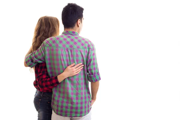 Jovem casal em camisas xadrez abraçando — Fotografia de Stock