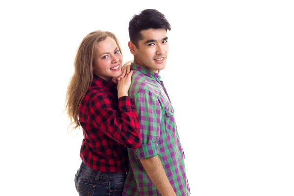 Jeune couple en chemises à carreaux câlin — Photo