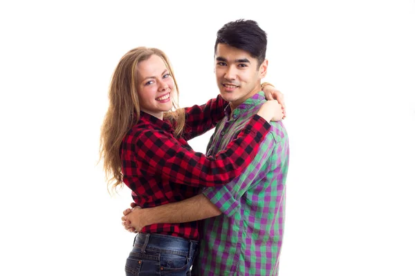 Junges Paar in karierten Hemden umarmt — Stockfoto
