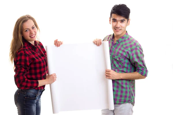 Jovem casal em camisas xadrez segurando cartaz — Fotografia de Stock