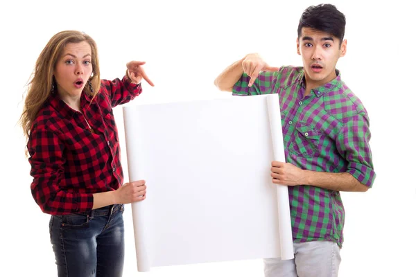 Giovane coppia in camicie a quadri con cartello — Foto Stock