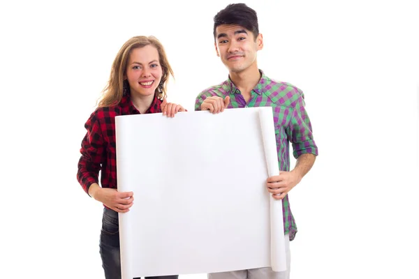 年轻夫妇拿着标语牌的格子衬衫 — 图库照片