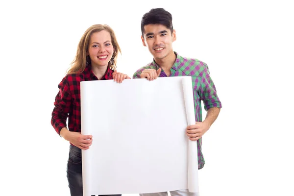 Jovem casal em camisas xadrez segurando cartaz — Fotografia de Stock