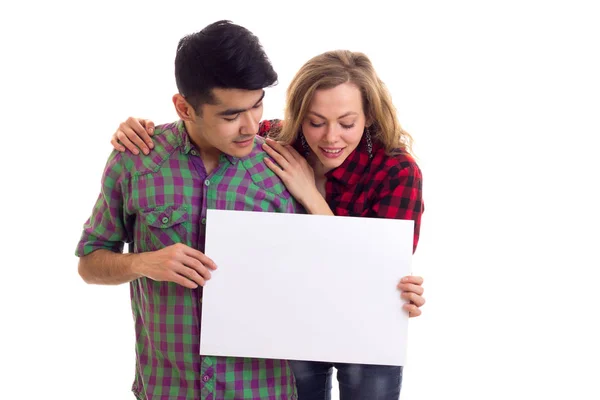 Молода пара в плетених сорочках тримає плакат — стокове фото