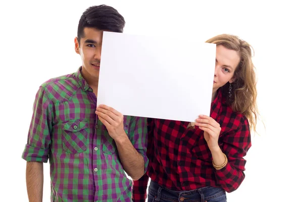 Jovem casal em camisas xadrez segurando cartaz — Fotografia de Stock