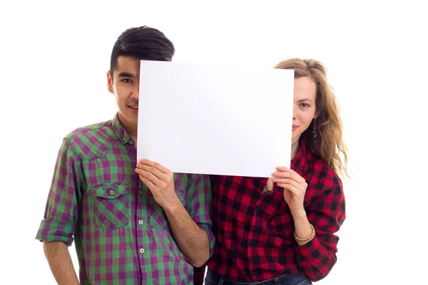Giovane coppia in camicie a quadri con cartello — Foto Stock