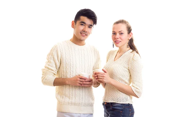Молода пара тримає білі чашки — стокове фото