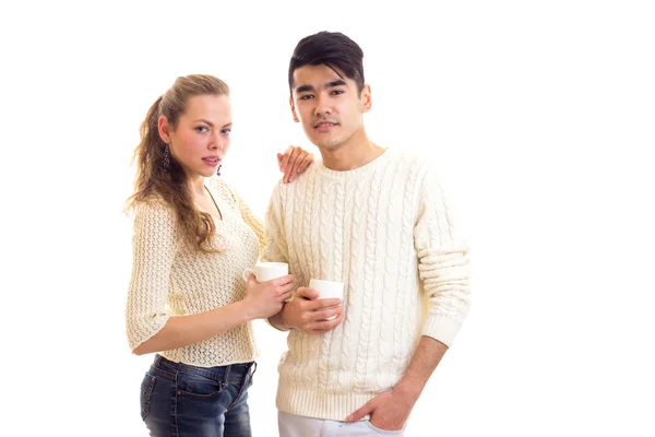 Молода пара тримає білі чашки — стокове фото