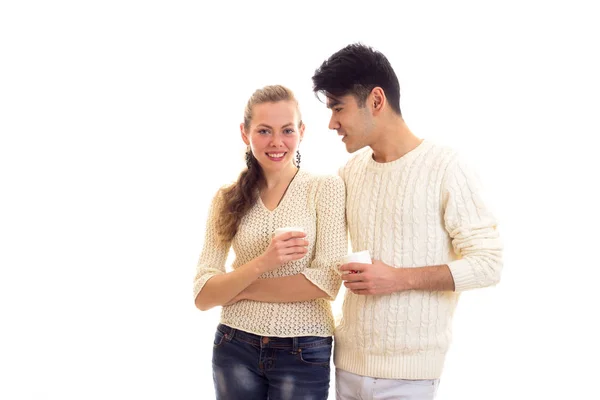 Jovem casal segurando copos brancos — Fotografia de Stock