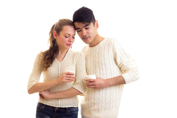 Jovem casal segurando copos brancos — Fotografia de Stock