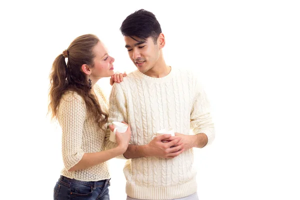 Genç çift holding beyaz bardak — Stok fotoğraf
