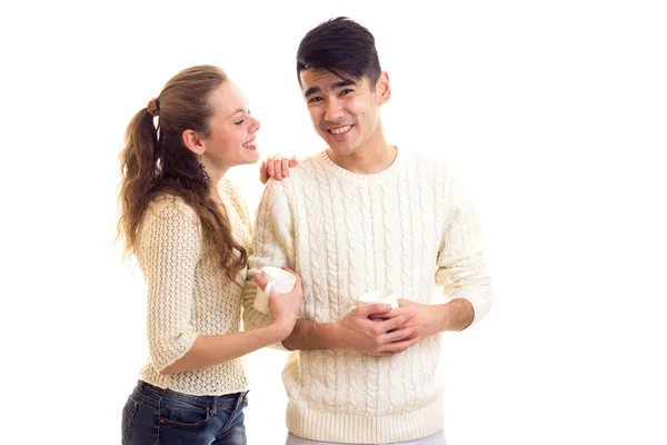Genç çift holding beyaz bardak — Stok fotoğraf