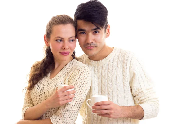 Giovane coppia in possesso di tazze bianche — Foto Stock