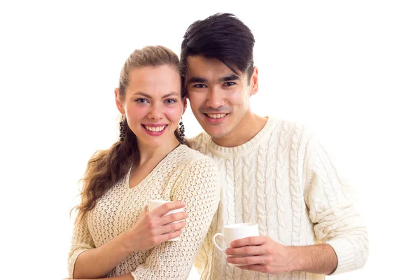 Νεαρό ζευγάρι εκμετάλλευση λευκό φλυτζάνια — Φωτογραφία Αρχείου