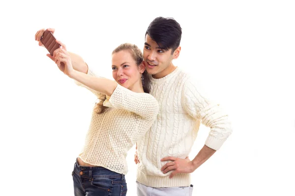 Jeune couple faisant selfie — Photo