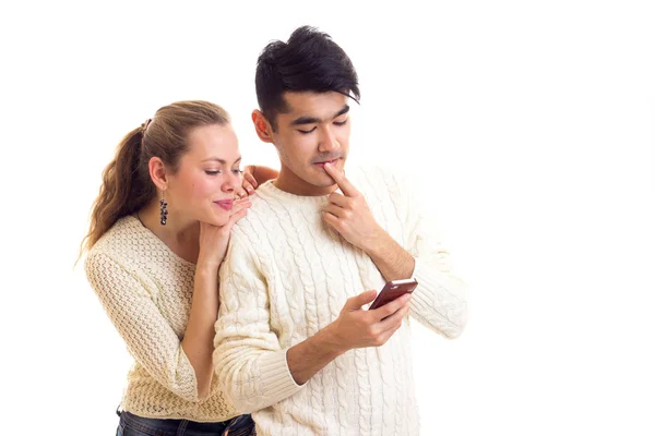 Giovane coppia utilizzando smartphone — Foto Stock