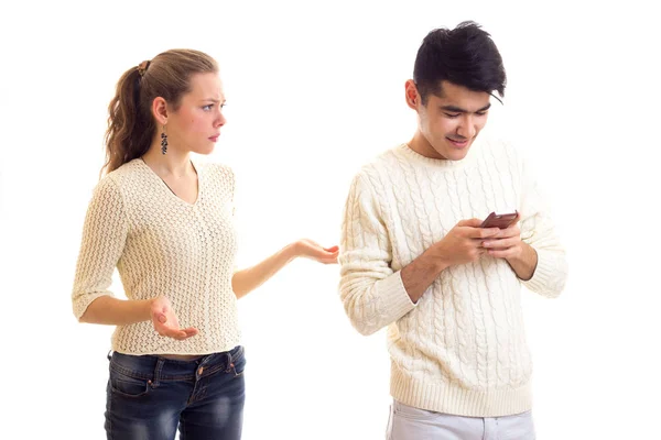 Człowiek za pomocą smartfona i Kobieta, twierdząc — Zdjęcie stockowe