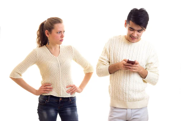 Чоловік використовує смартфон і жінка сперечається — стокове фото