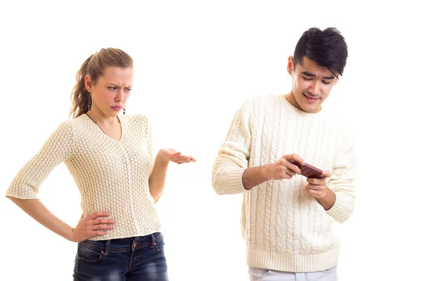 Uomo utilizzando smartphone e donna discutendo — Foto Stock