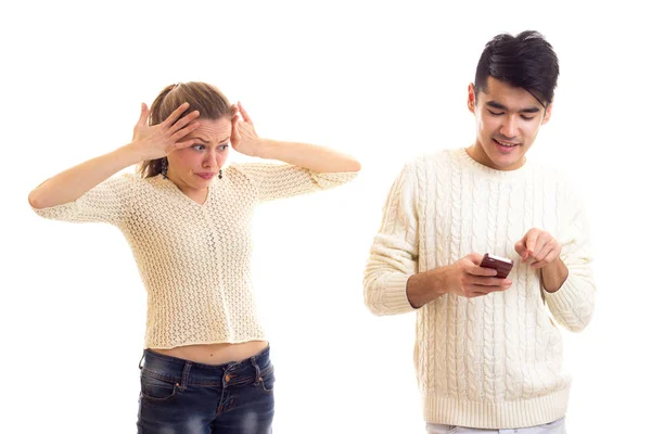Uomo utilizzando smartphone e donna discutendo — Foto Stock