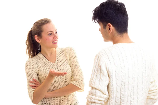 Молода пара в білих светрах говорить — стокове фото