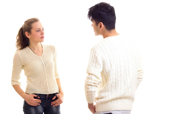 Νεαρό ζευγάρι στο λευκό πουλόβερ μιλάμε — Φωτογραφία Αρχείου