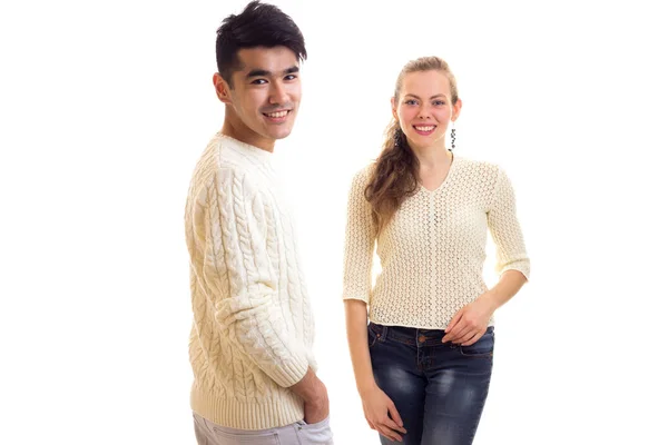 Junges Paar in weißen Pullovern — Stockfoto