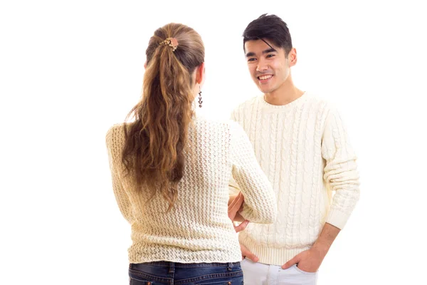 Молода пара в білих светрах говорить — стокове фото