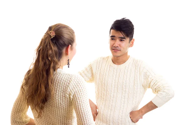 Jovem casal em camisolas brancas falando — Fotografia de Stock