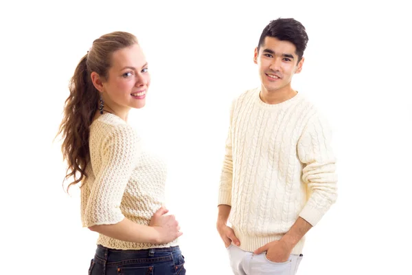 Jeune couple en pull blanc — Photo