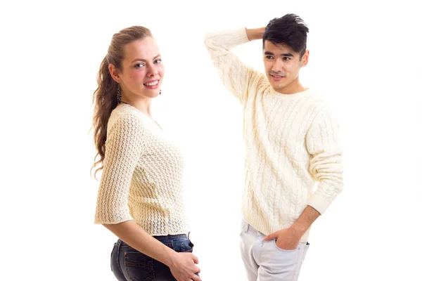 하얀 스웨터에 젊은 부부 — 스톡 사진