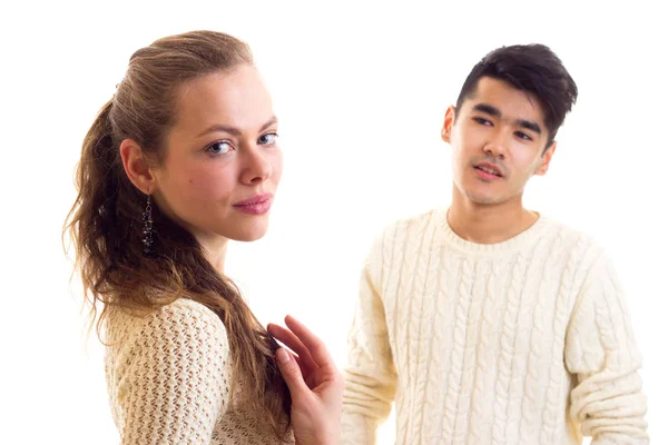 Jeune couple en pull blanc — Photo