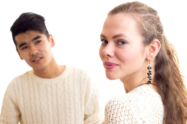 Jeune couple en pull blanc — Photo