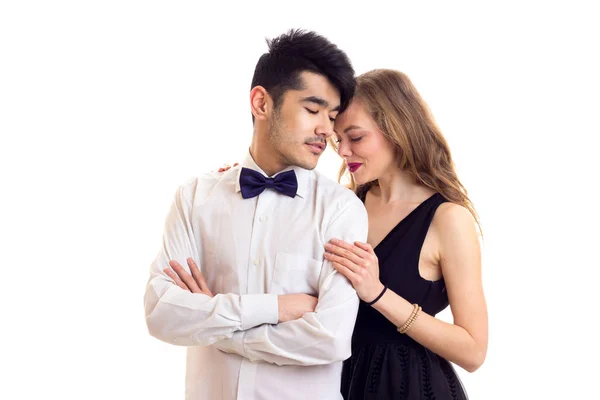 Mladý pár v společenské šaty — Stock fotografie