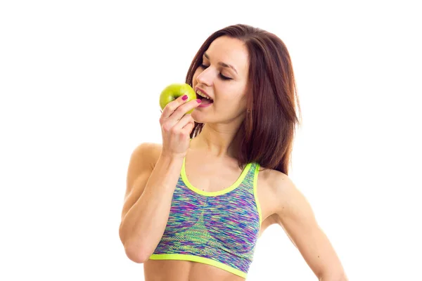 Mujer deportiva sosteniendo manzana — Foto de Stock