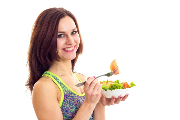 Mulher esportiva segurando salada — Fotografia de Stock