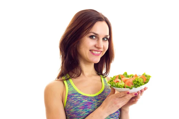 Mujer deportiva sosteniendo ensalada — Foto de Stock