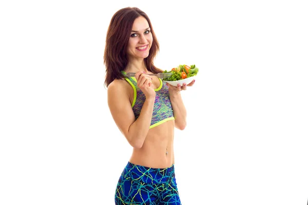 Спортивна жінка тримає салат — стокове фото
