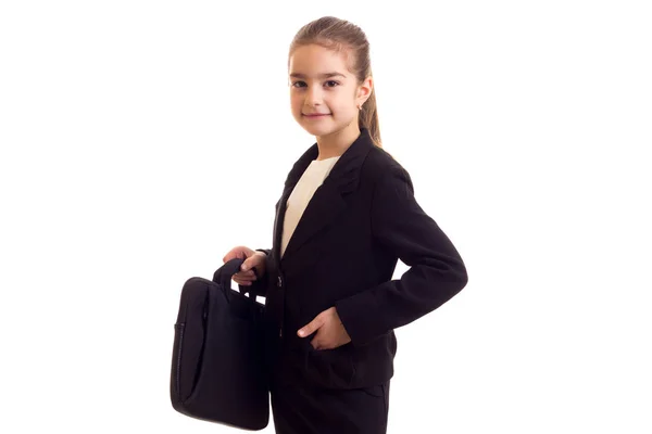 Маленькая девочка в черной куртке держит дипломата — стоковое фото