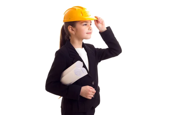 Klein meisje in gele beschermende helm — Stockfoto
