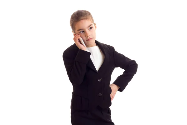 전화 통화 하는 블랙 재킷에 어린 소녀 — 스톡 사진