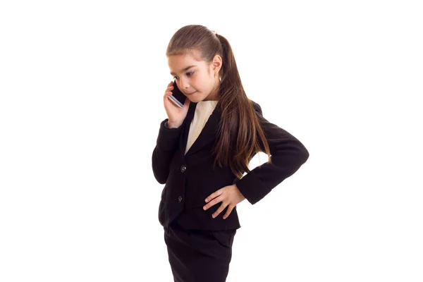 Niña con chaqueta negra hablando por teléfono — Foto de Stock