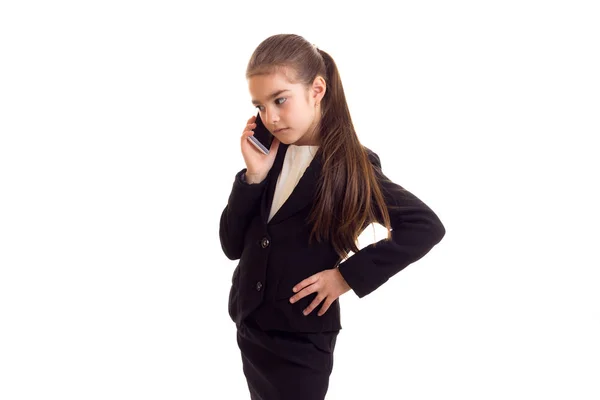 Niña con chaqueta negra hablando por teléfono — Foto de Stock