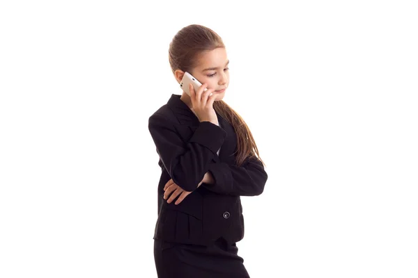 Ragazzina in giacca nera che parla al telefono — Foto Stock