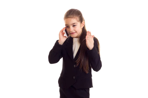 Ragazzina in giacca nera che parla al telefono — Foto Stock