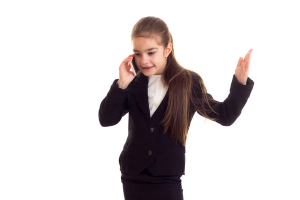 전화 통화 하는 블랙 재킷에 어린 소녀 — 스톡 사진
