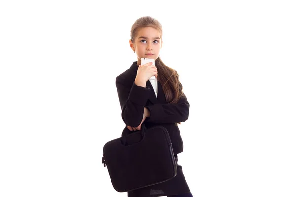 Kleines Mädchen in schwarzer Jacke mit Diplom und Smartphone — Stockfoto