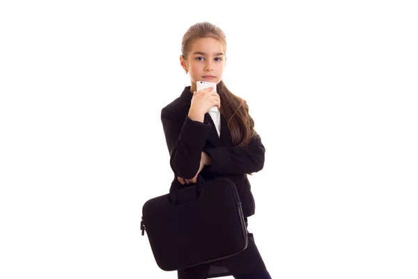 Menina em jaqueta preta segurando diploma e smartphone — Fotografia de Stock